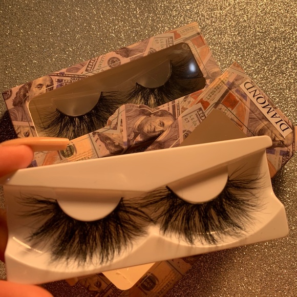 Lashes 💖 - Picture 1 of 2